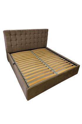 Ruda miegamojo lova Ramunė su aukštu kvadratiniu galvūgaliu