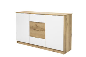 Komoda Panama „Grand“ ąžuolo ir baltos spalvos su durelėmis šviesiame kambaryje.