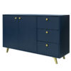 Mėlynos spalvos komoda Siena su stalčiais ir durelėmis moderniame kambario interjere.