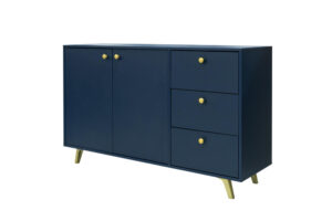 Mėlynos spalvos komoda Siena su stalčiais ir durelėmis moderniame kambario interjere.