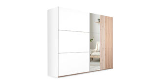 Didelė stumdomų durų spinta Sintra 250 Wotan ąžuolo ir baltos spalvos su veidrodžiu miegamajame.