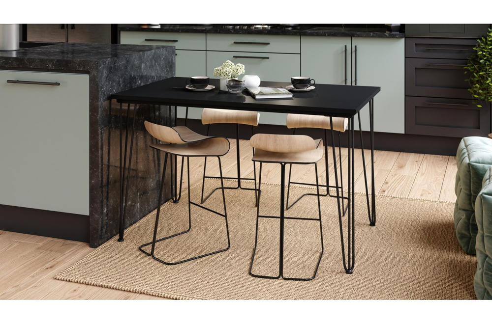 Juodas stalas Hairpin S-120 su metalinėmis kojomis moderniame interjere prie sienos.