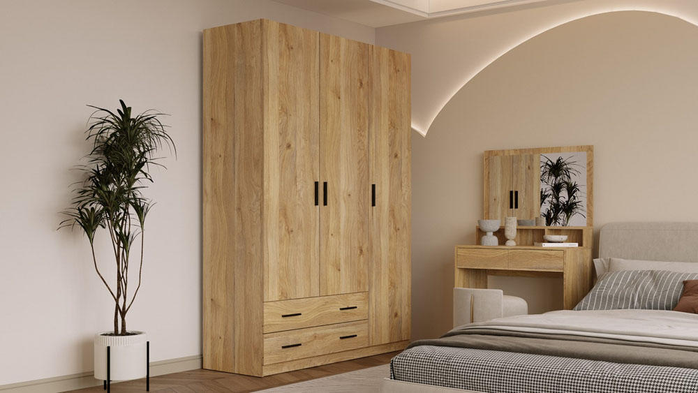 Natūralaus ąžuolo spalvos trijų durų drabužių spinta Ray 02, pastatyta moderniame miegamajame šalia kosmetinio staliuko ir lovos.