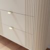 Komodos Onyx 4S MDF fasado ir metalinių rankenėlių detalė